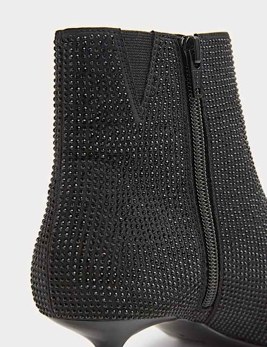 Botines de puntera de punta con satén y tacón kitten