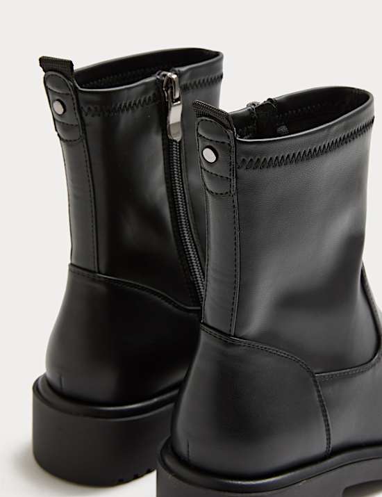 Nauwsluitende enkellaarsjes met blokhak