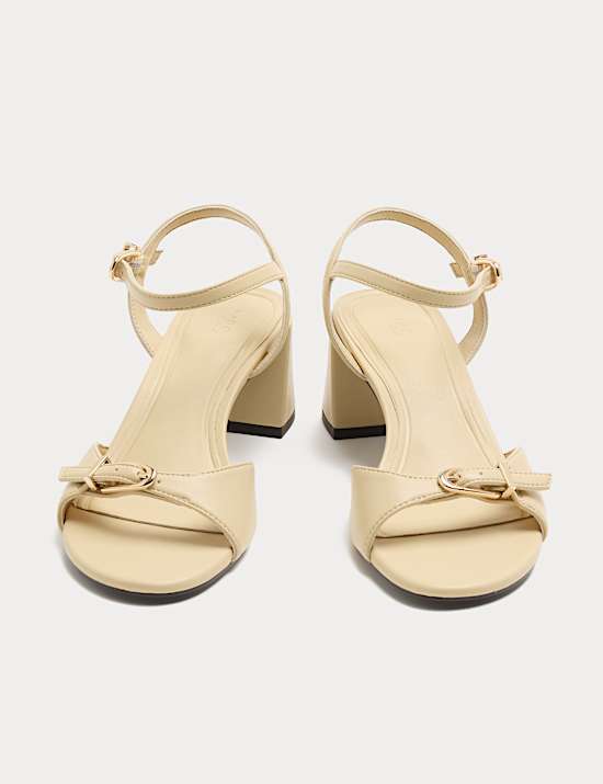 Sandales &agrave; talons carr&eacute;s et bride &agrave; la cheville avec boucle