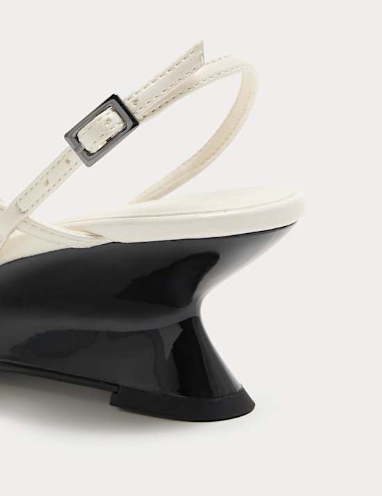 Sandales &agrave; talons compens&eacute;s et brides miroitantes