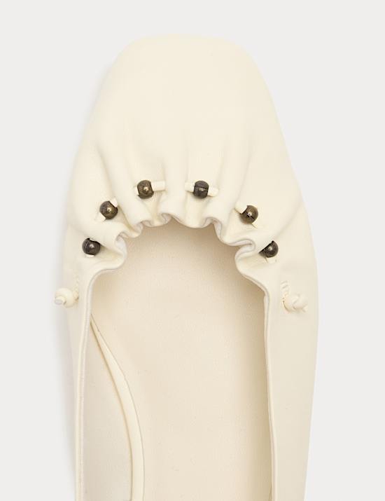 Platte ballerina's met enkelbandje en kralendetail