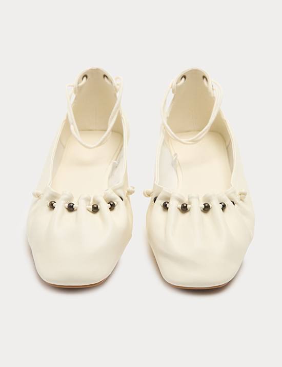 Platte ballerina's met enkelbandje en kralendetail