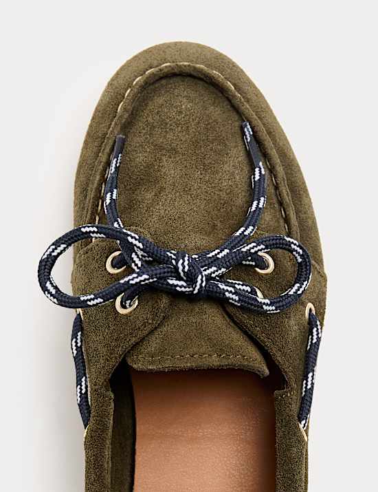 Chaussures bateau en daim &agrave; lacets contrast&eacute;s