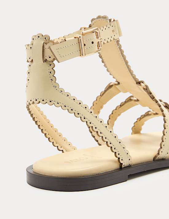 Spartiates plates en cuir &agrave; bord festonn&eacute;