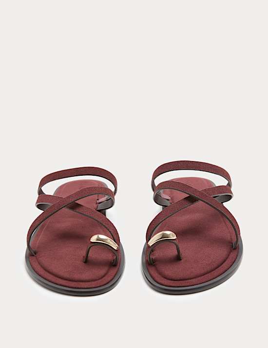 Platte, su&egrave;de sandalen met bandjes en teenlus