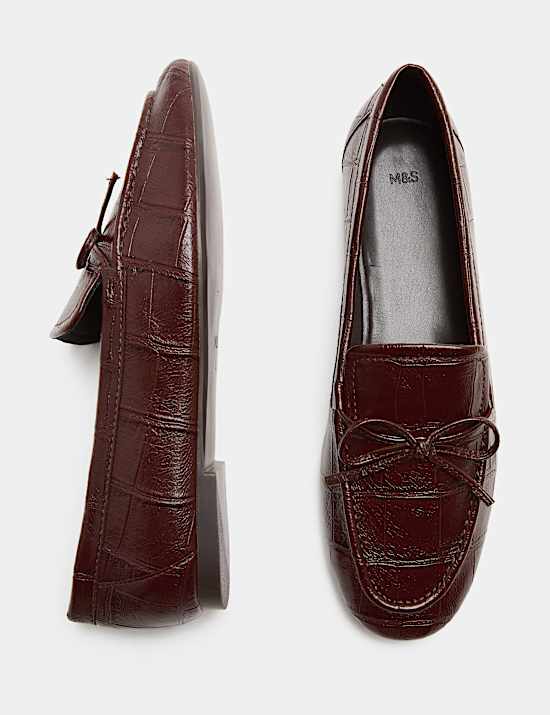 Mocasines planos con lazo de cocodrilo