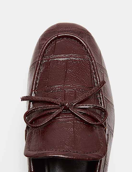 Mocasines planos con lazo de cocodrilo