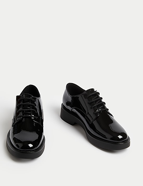 Zapatos planos de charol con cordones