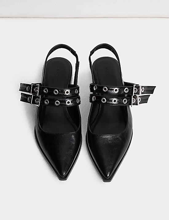 Zapatos de charol sin talón con hebilla