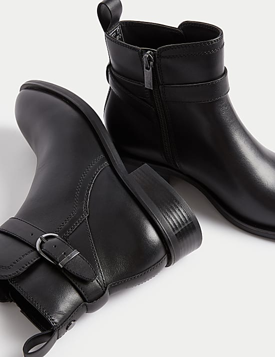 Leren enkellaarsjes met gesp en dikke zool