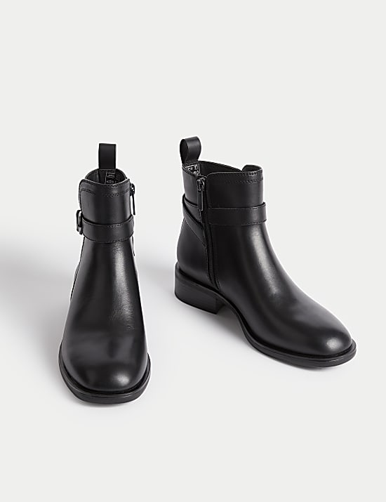 Leren enkellaarsjes met gesp en dikke zool