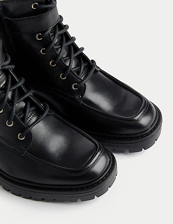 Leren, platte enkellaarsjes met brede pasvorm