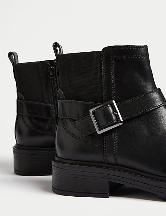 Leren, platte enkellaarsjes met brede pasvorm en gesp