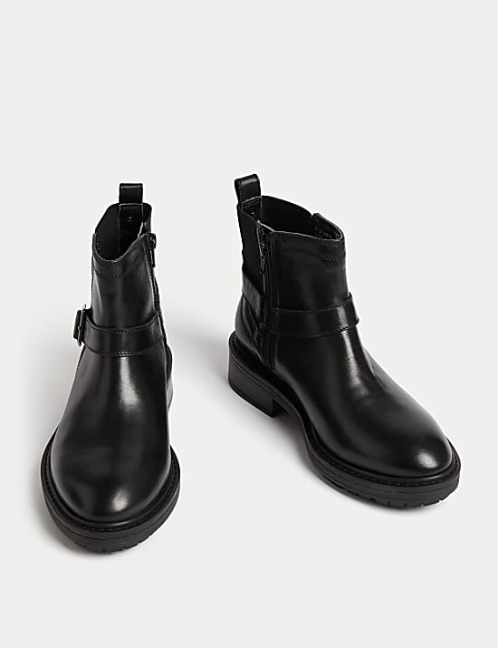 Leren, platte enkellaarsjes met brede pasvorm en gesp