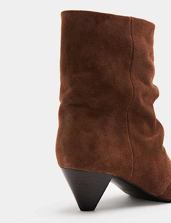 Bottines souples en daim &agrave; bout pointu et talons coniques