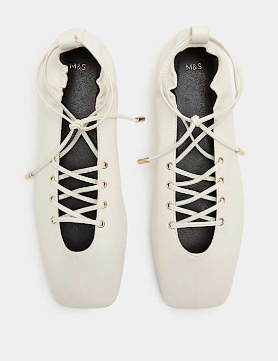 Flache Ballerinas mit eckiger Spitze und Schn&uuml;rung