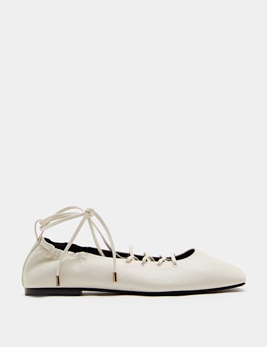 Flache Ballerinas mit eckiger Spitze und Schn&uuml;rung