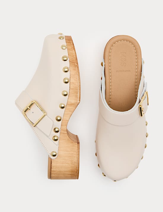 Sk&oacute;rzane chodaki z ćwiekami i klamerką na słupku