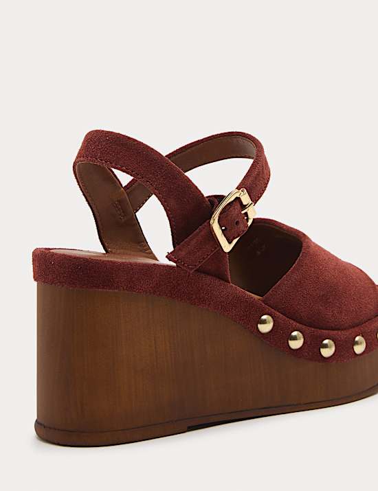 Sabot en daim &agrave; talon compens&eacute; et bout ouvert orn&eacute; de clous