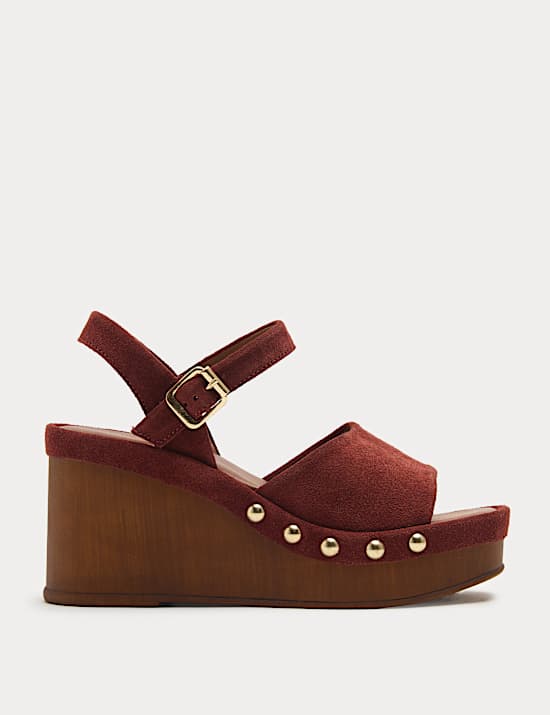 Sabot en daim &agrave; talon compens&eacute; et bout ouvert orn&eacute; de clous