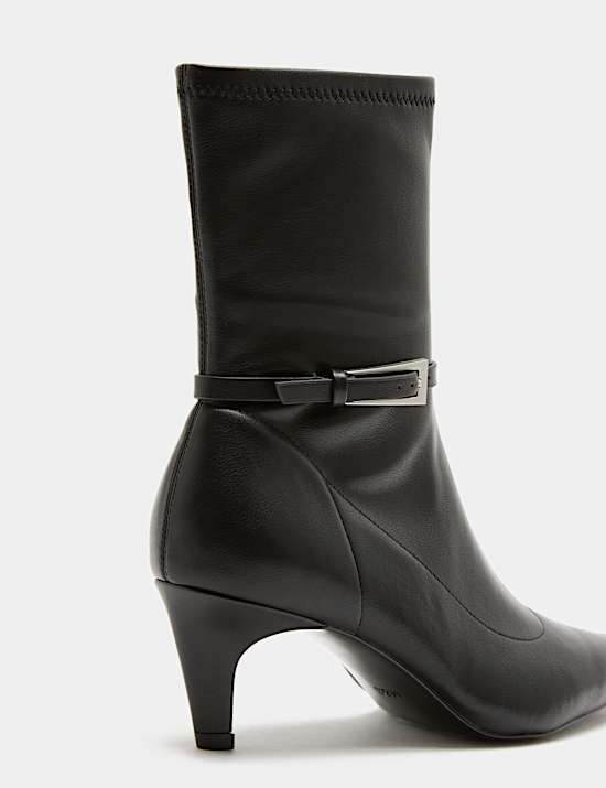 Botas tipo calcet&iacute;n puntiagudas con tac&oacute;n bajo y hebilla