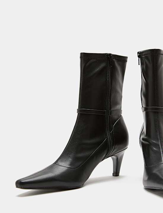 Botas tipo calcet&iacute;n puntiagudas con tac&oacute;n bajo y hebilla