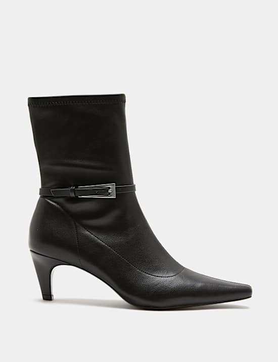 Botas tipo calcet&iacute;n puntiagudas con tac&oacute;n bajo y hebilla