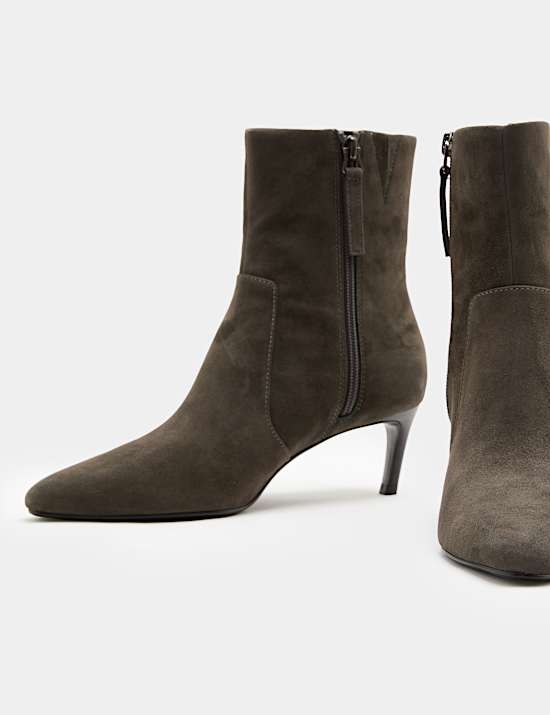 Bottines en daim &agrave; bout pointu et petits talons