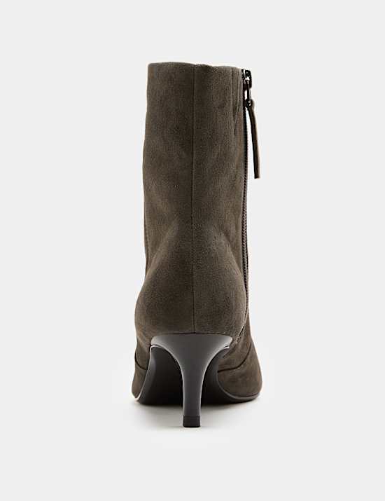Bottines en daim &agrave; bout pointu et petits talons