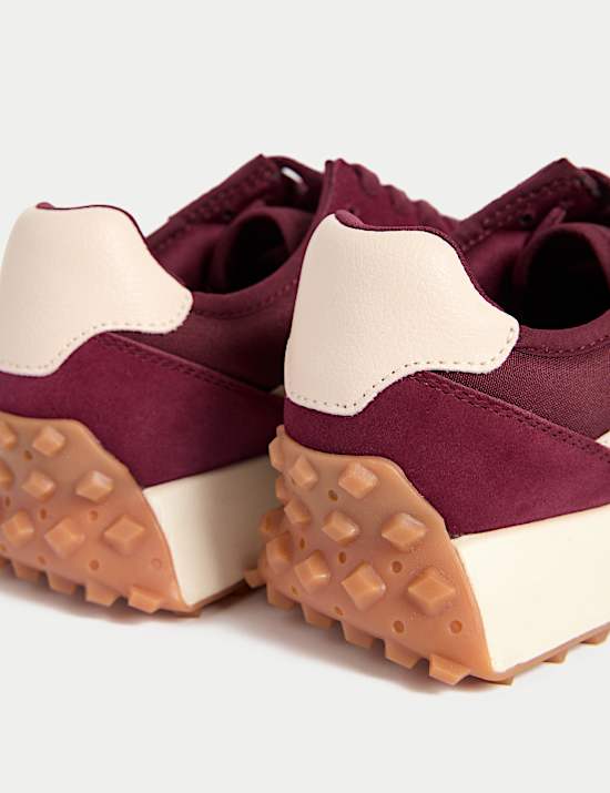 Baskets en cuir à détail latéral