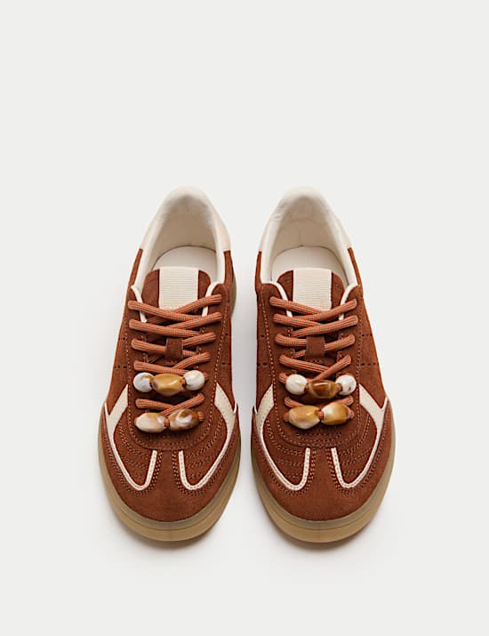 Semi&scaron;ov&eacute; tenisky s ozdobn&yacute;mi kor&aacute;lky