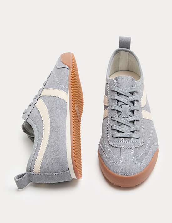 Baskets de course en daim &agrave; lacets et motif sur le c&ocirc;t&eacute;