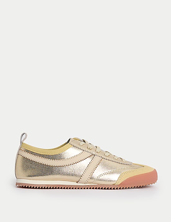 Sk&oacute;rzane buty sportowe z paskami