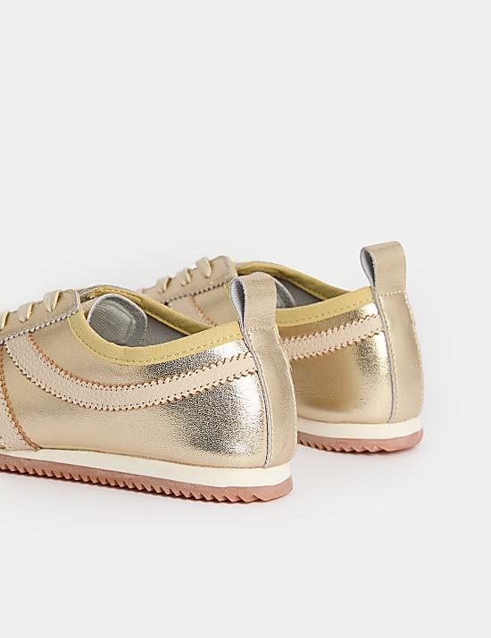 Sk&oacute;rzane buty sportowe z paskami