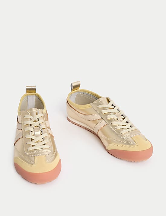 Sk&oacute;rzane buty sportowe z paskami