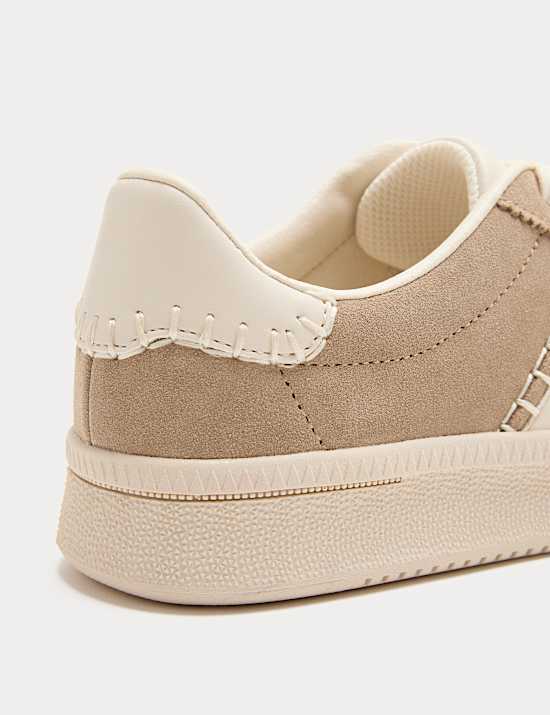 Baskets en daim &agrave; semelles compens&eacute;es et motif lat&eacute;ral