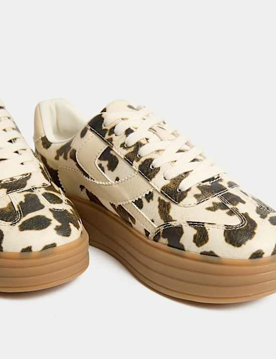 Sneakers met plateauzool, zijdetail en koeienprint