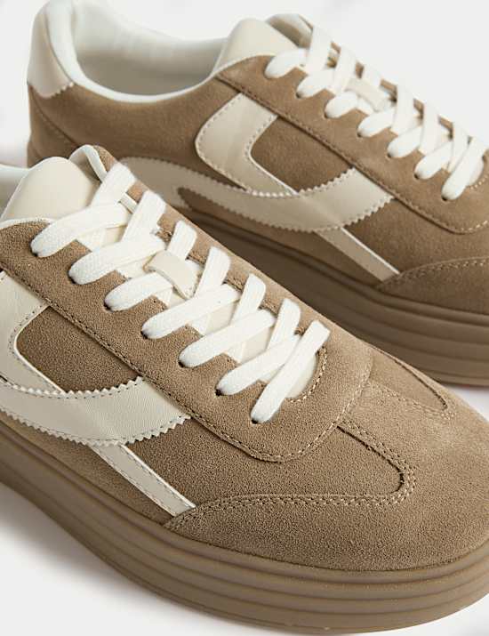 Baskets en daim à semelles compensées et motif latéral