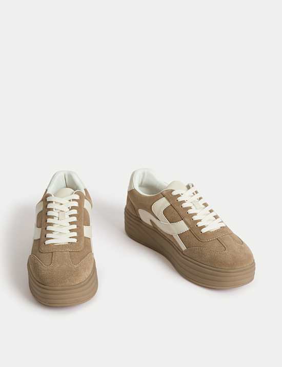 Baskets en daim à semelles compensées et motif latéral