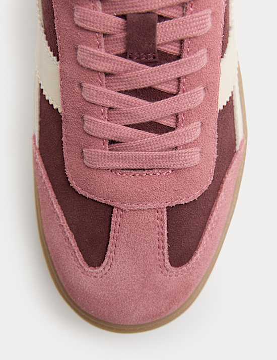 Suède sneakers met plateauzool en zijdetail