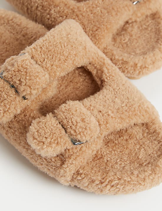 Instappantoffels met open neus en borggesp