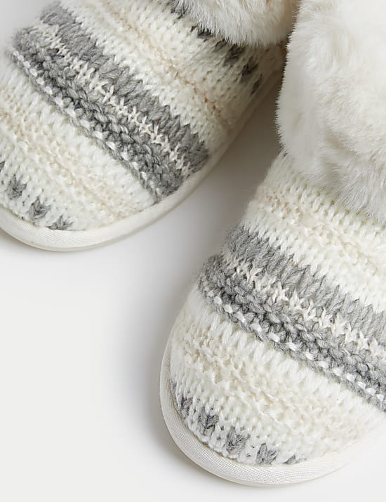 Zapatillas tipo bota imitaci&oacute;n de borreguito con pu&ntilde;os