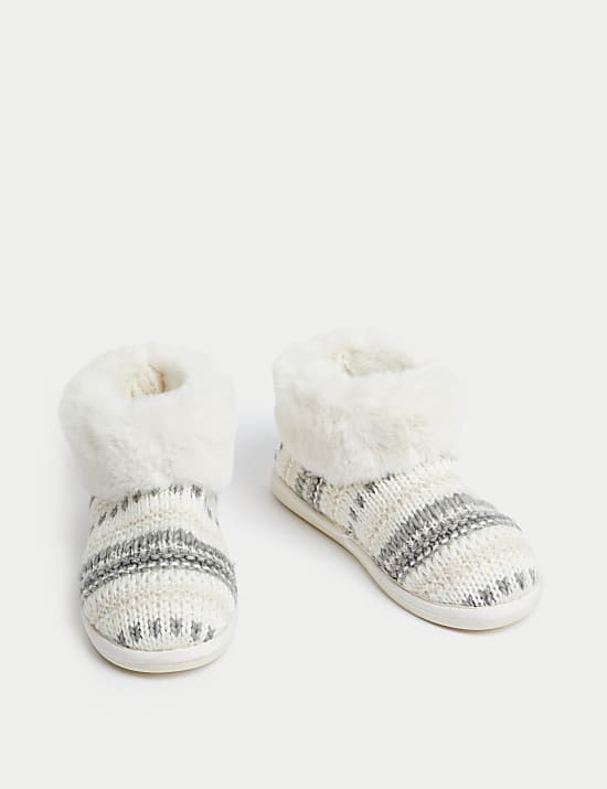 Zapatillas tipo bota imitaci&oacute;n de borreguito con pu&ntilde;os