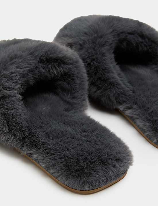 Chaussons ouverts bout d&eacute;couvert en fausse fourrure
