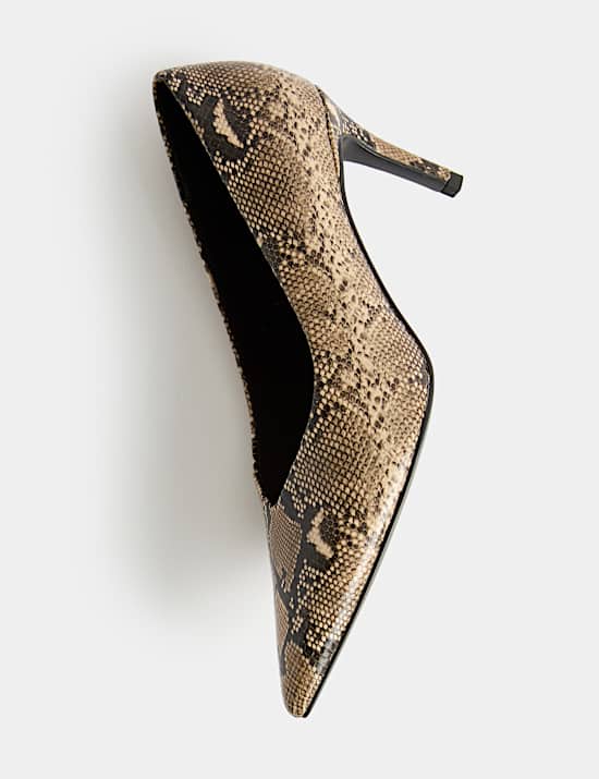 Escarpins &agrave; bout pointu, talons aiguilles et imprim&eacute; serpent