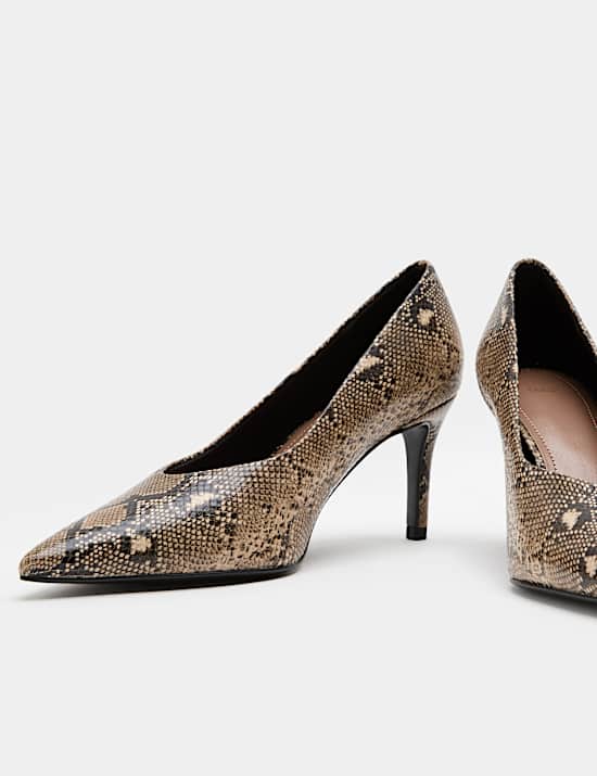 Escarpins &agrave; bout pointu, talons aiguilles et imprim&eacute; serpent