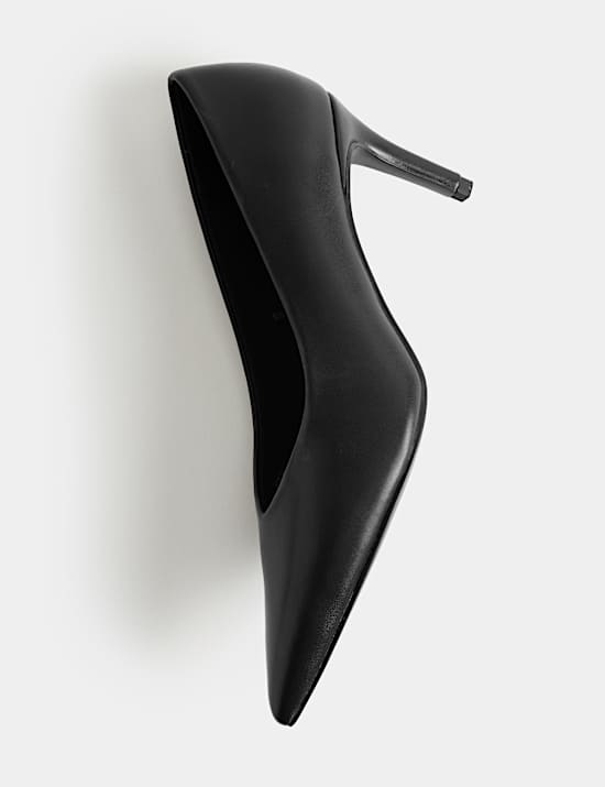 Court shoes