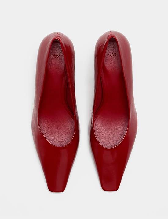 Escarpins en cuir &agrave; talons aiguilles et bout fusel&eacute;