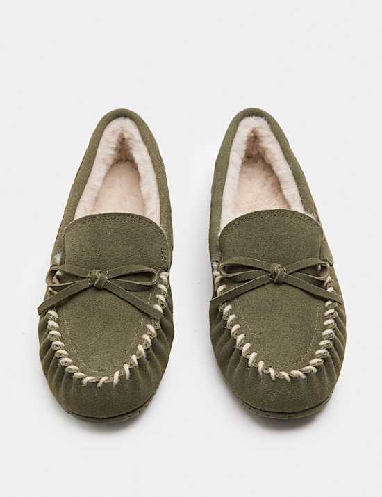 Chaussons style mocassins en daim avec doublure en fausse fourrure