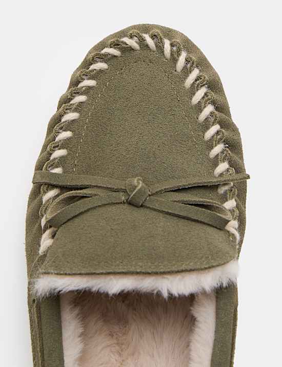 Chaussons style mocassins en daim avec doublure en fausse fourrure